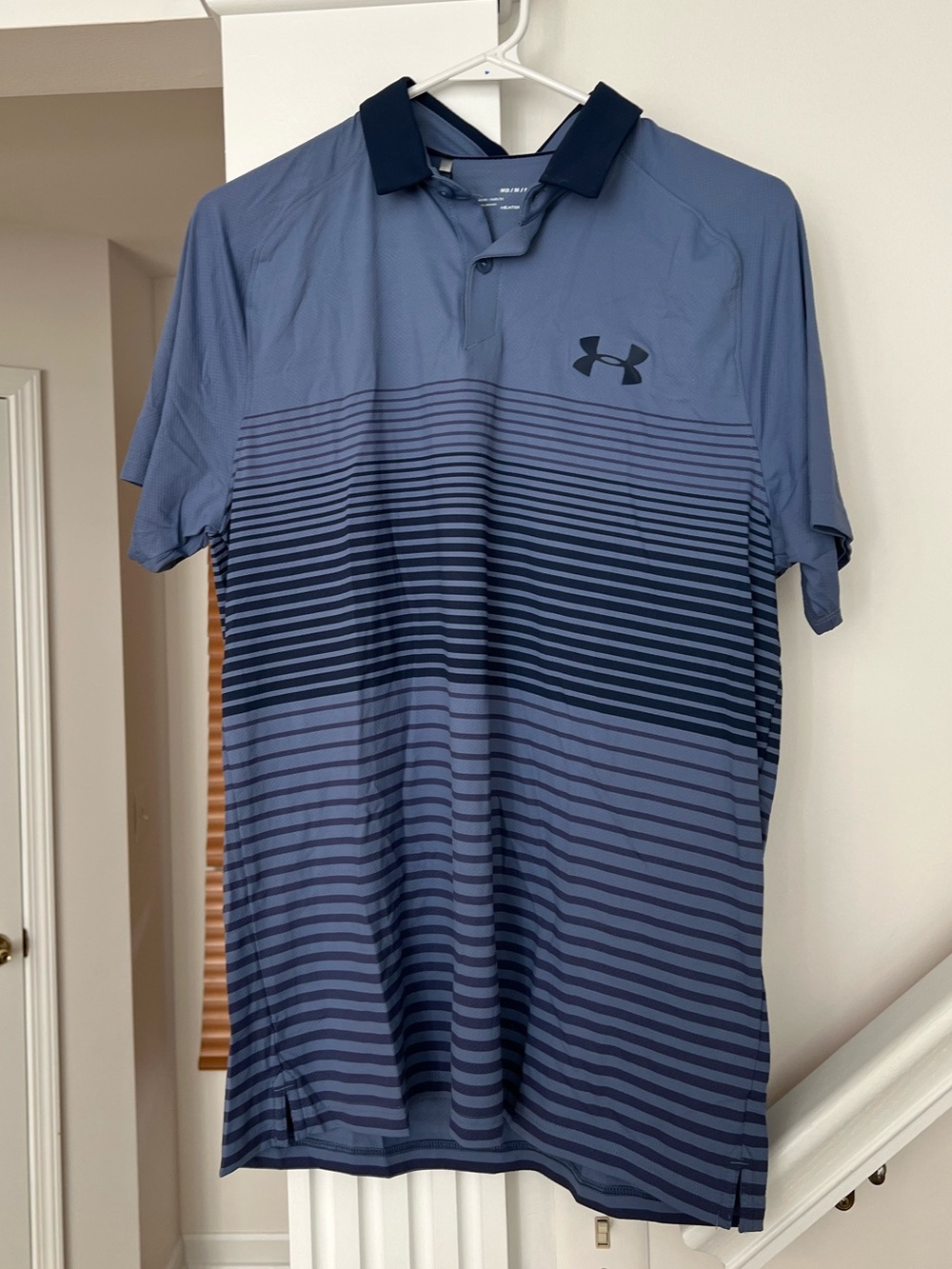 NWT Under Armour Men’s Heat Gear Blue Loose Gradient Stripe Polo Size medium